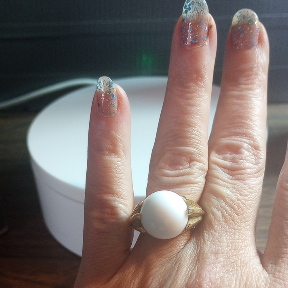 Vintage Avon Goldtone and White Bead Ring /6